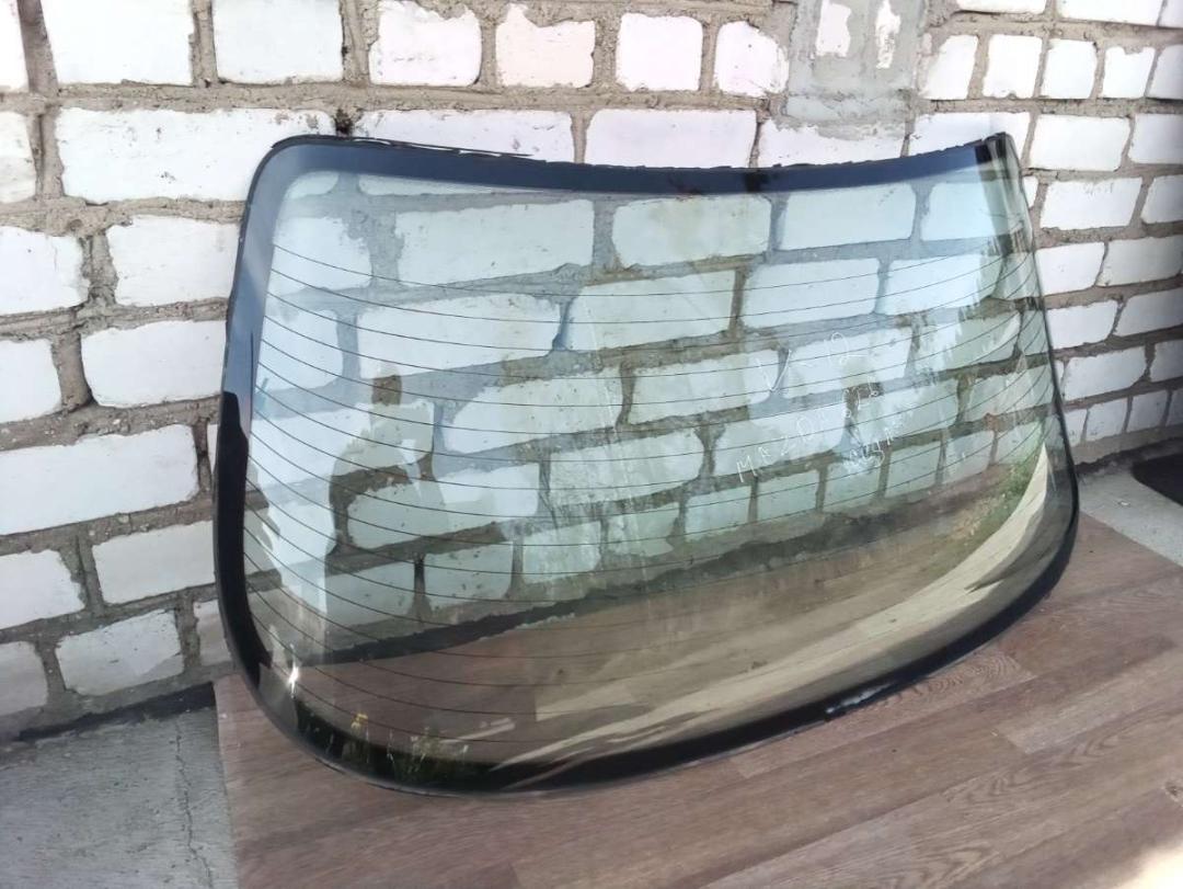 стекло заднее Mazda 626 GE 1995, 2.0 л., бензин, МКПП, седан - фото №1