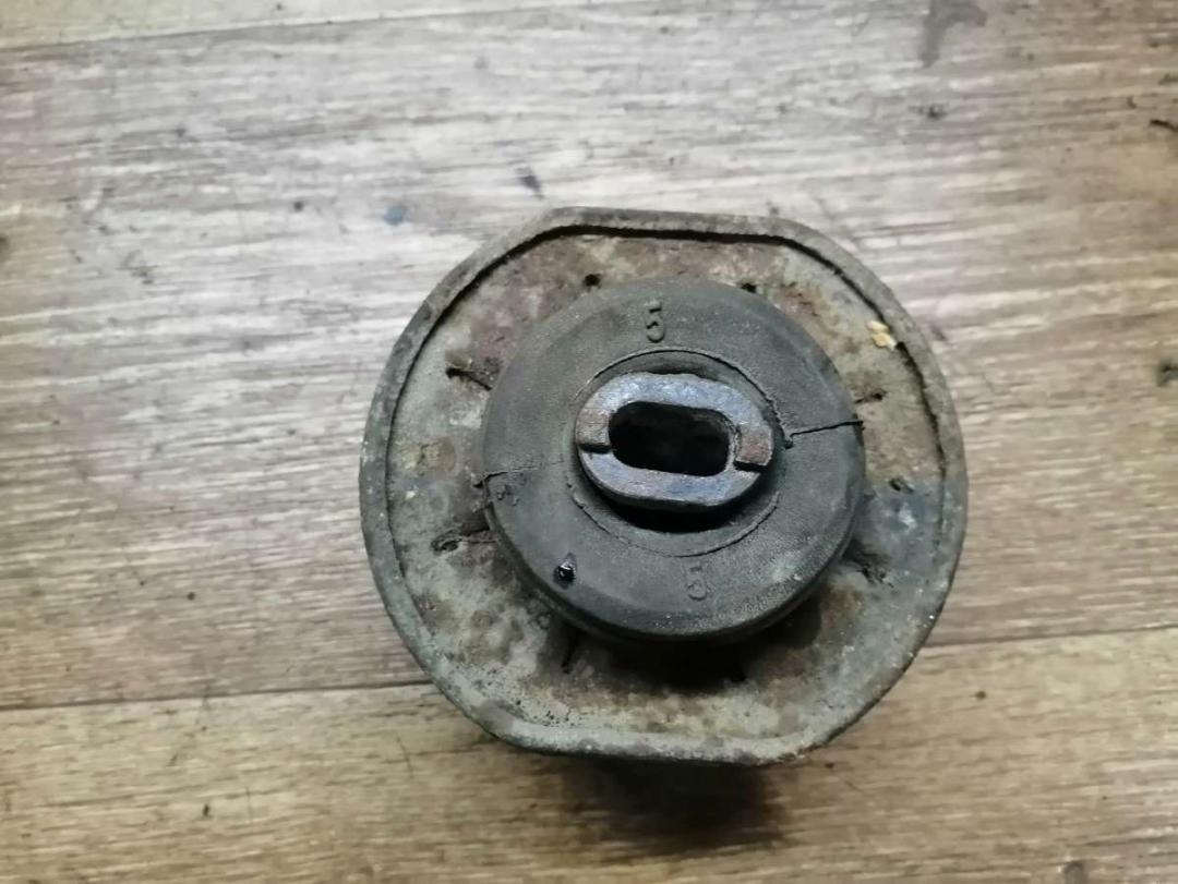 подушка крепления двигателя Volkswagen Transporter T4 1993, 2.4 л., D, дизель, МКПП, микроавтобус - фото №1