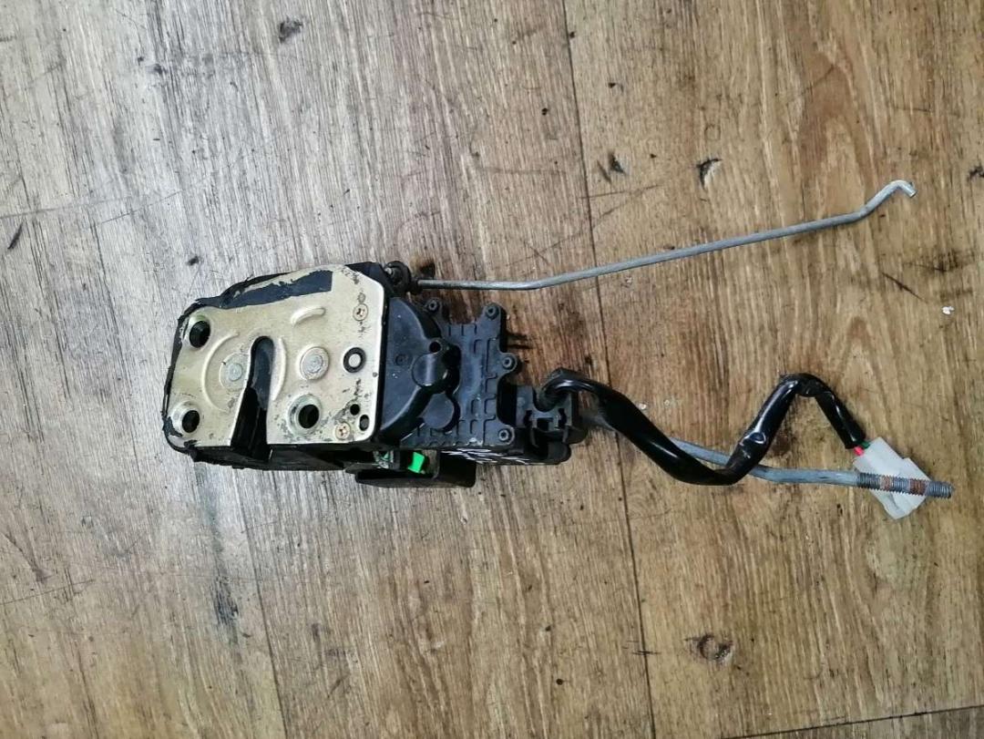 замок двери передней правой Mazda 626 GE 1995, 2.0 л., бензин, МКПП, седан - фото №1