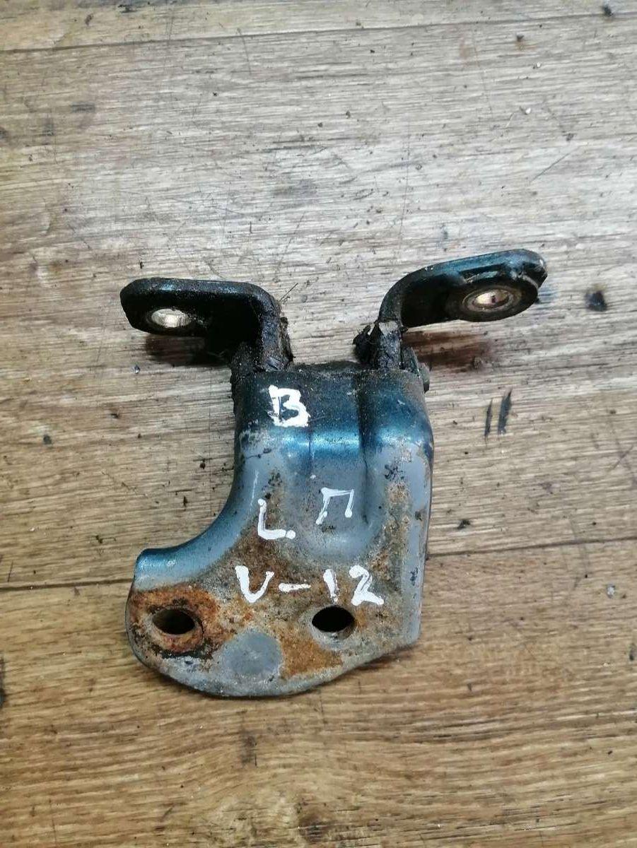 петля двери Mazda 626 GE 1995, 2.0 л., бензин, МКПП, седан - фото №1