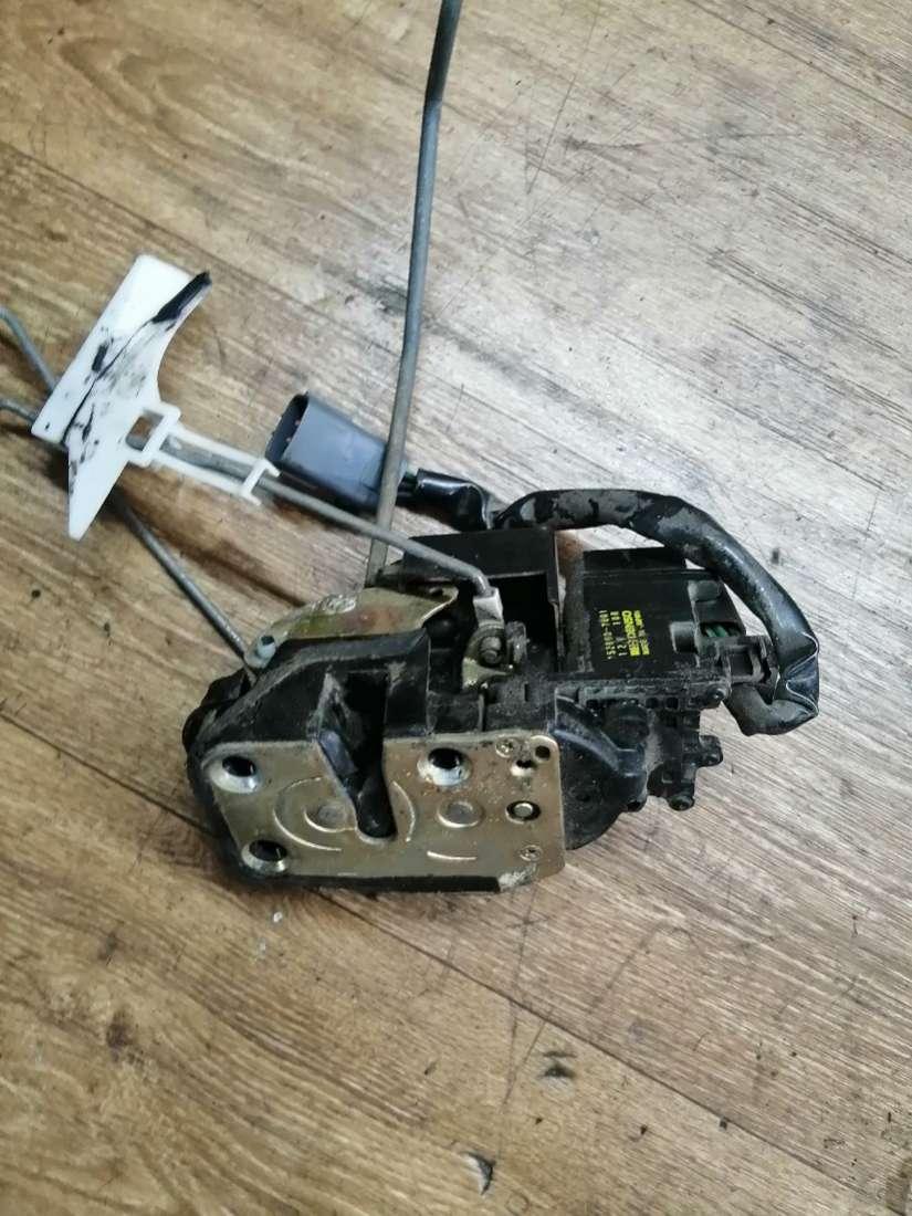 замок двери передней левой Mazda 626 GE 1995, 2.0 л., бензин, МКПП, седан - фото №1