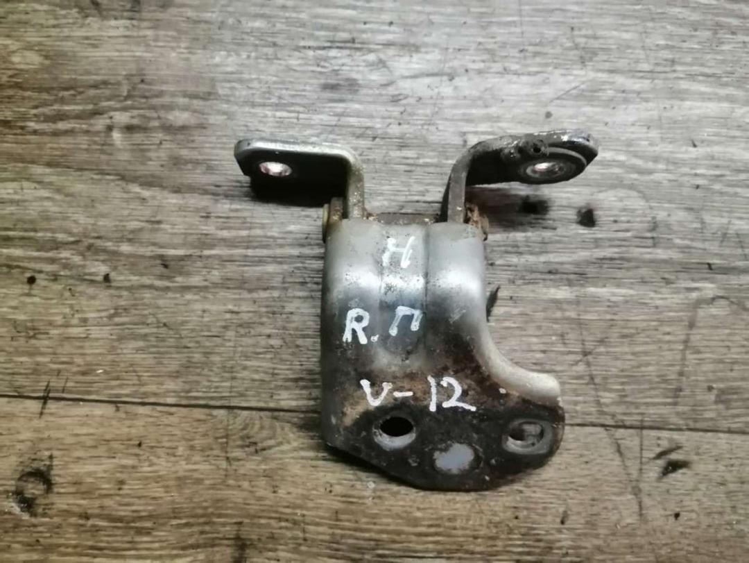 петля двери Mazda 626 GE 1995, 2.0 л., бензин, МКПП, седан - фото №1