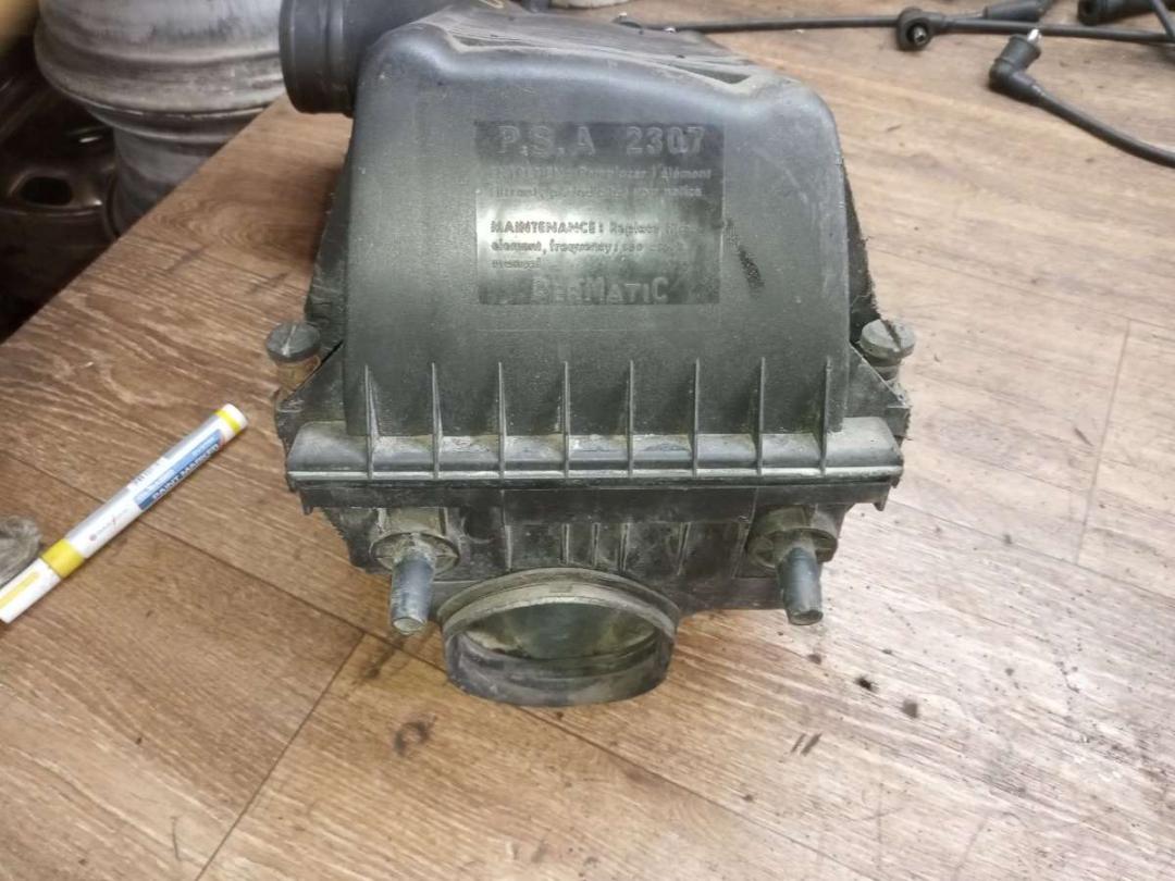 корпус воздушного фильтра Peugeot 605 1 поколение 1993, 2.0 л., бензин, МКПП, седан - фото №1