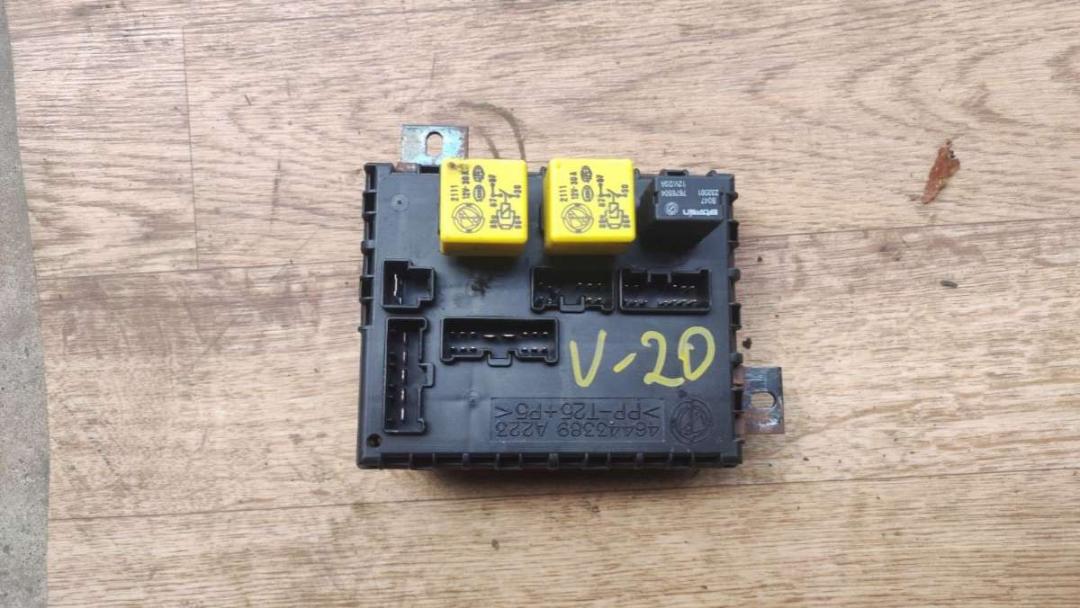 блок предохранителей Fiat Bravo 1 поколение 1997, 1.4 л., бензин, МКПП, хетчбэк 5 дв. - фото №1