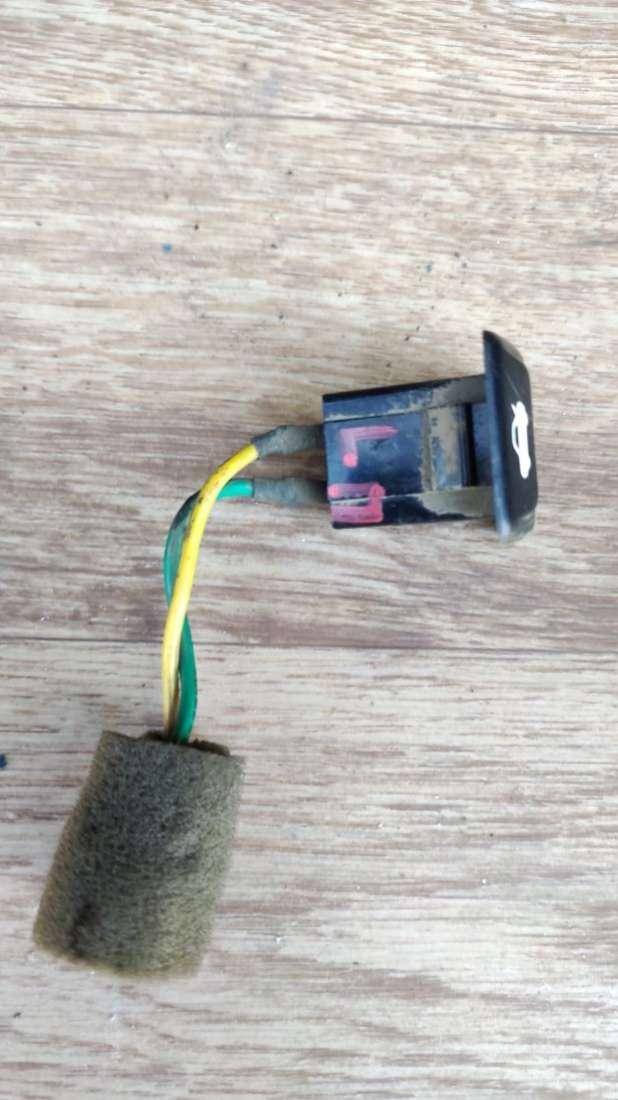 кнопка открытия багажника Hyundai Lantra J1 1992, 1.6 л., бензин, МКПП, седан - фото №1