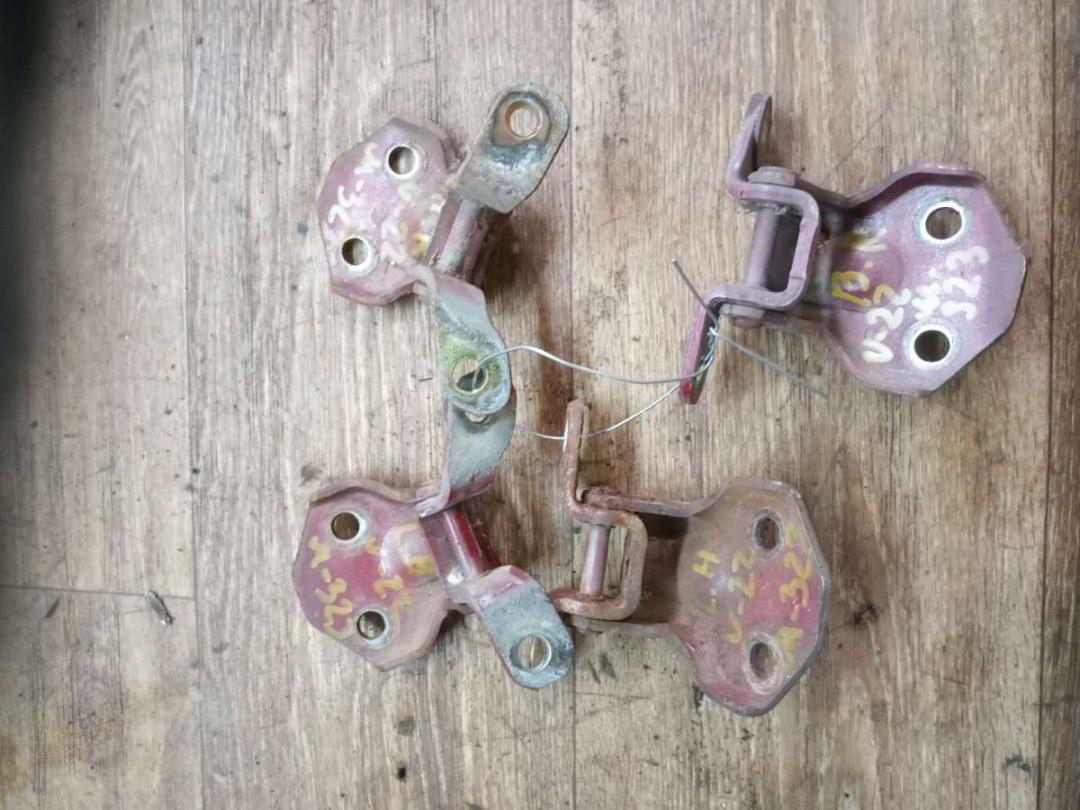 петля двери Mazda 323 BA 1996, 1.3 л., i, бензин, МКПП, купе - фото №1