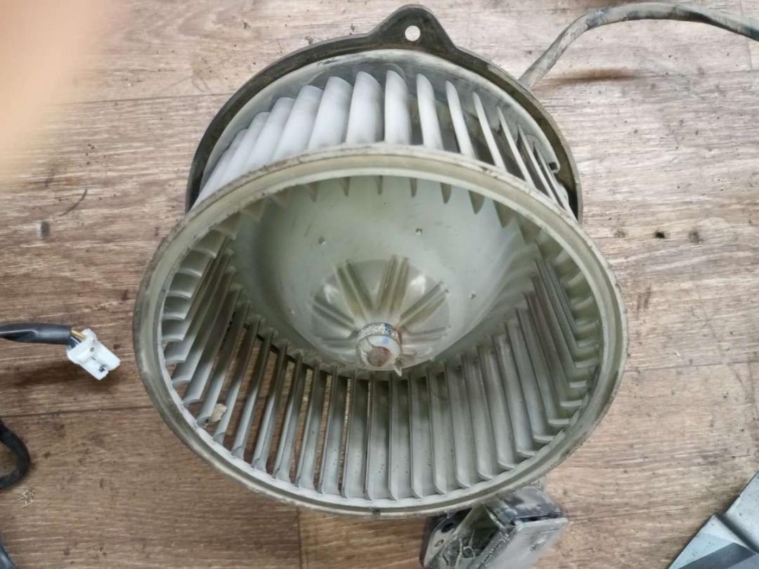 моторчик печки Mazda 626 GF 1998, 2.0 л., бензин, МКПП, седан - фото №1