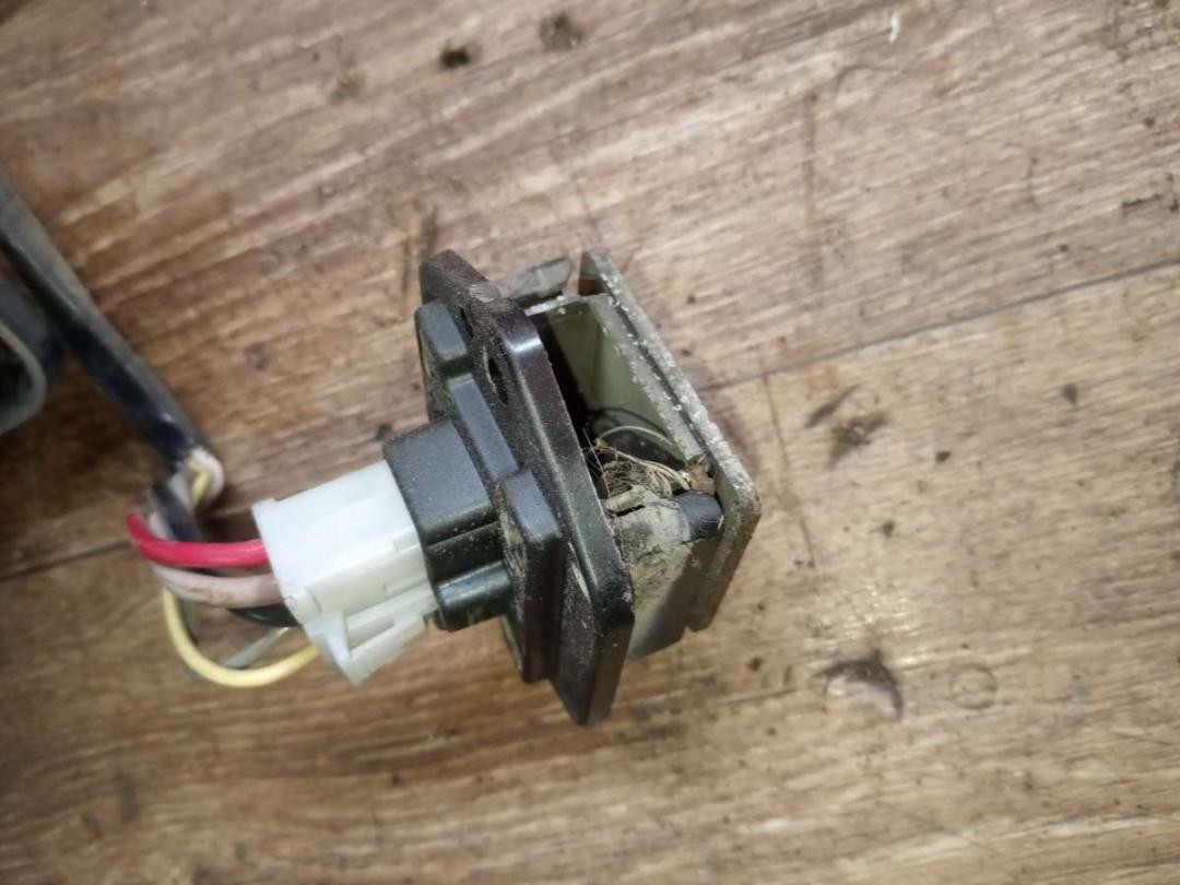 сопротивление печки Mazda 626 GF 1998, 2.0 л., бензин, МКПП, седан - фото №1