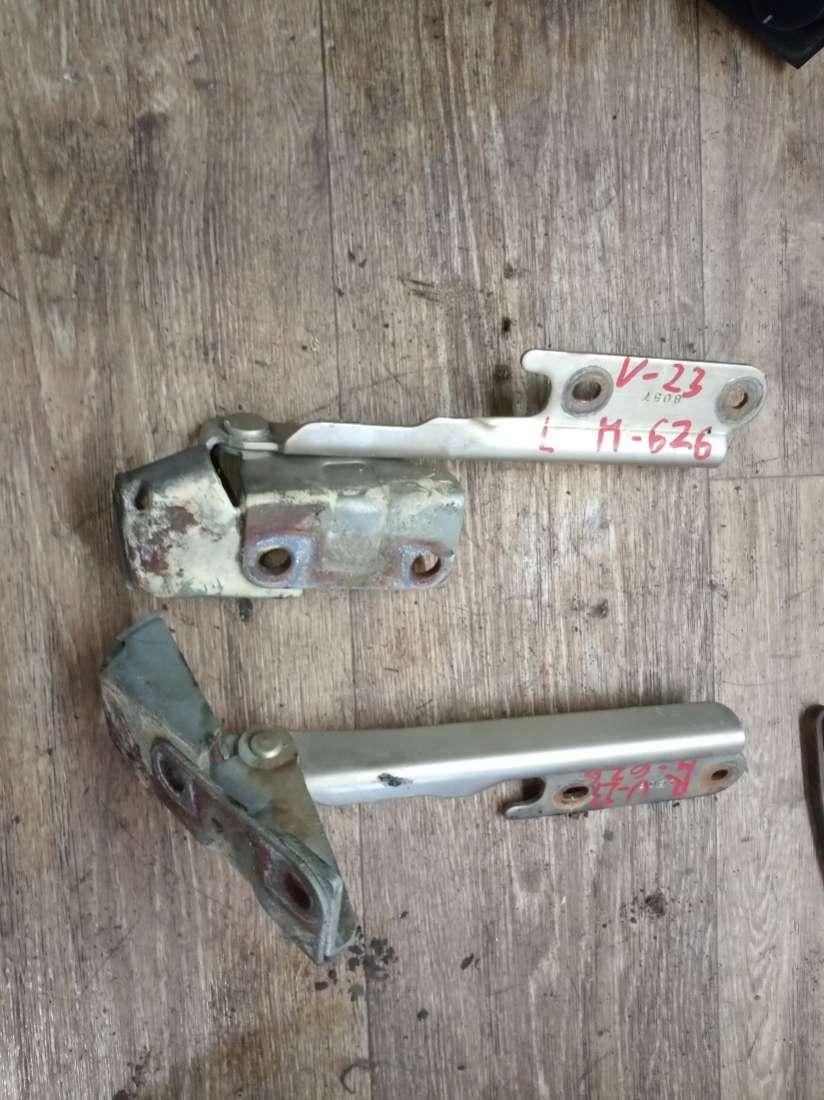 петля капота Mazda 626 GF 1998, 2.0 л., бензин, МКПП, седан - фото №1