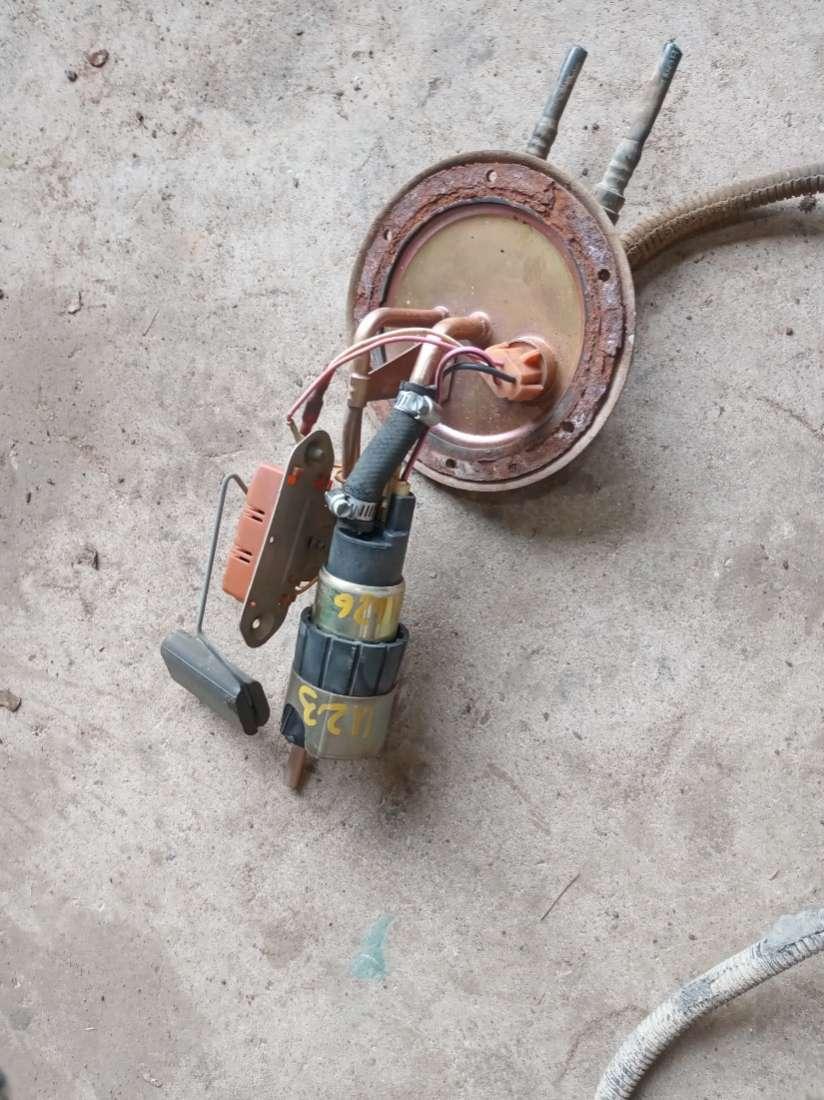 насос топливный Mazda 626 GF 1998, 2.0 л., бензин, МКПП, седан - фото №1