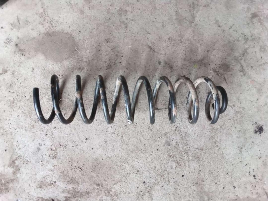 пружина задняя Volkswagen Passat B3 1990, 1.8 л., бензин, МКПП, седан - фото №1