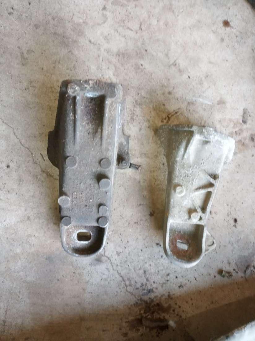 кронштейн двигателя Audi 100 C3 1989, 2.0 л., бензин, МКПП, седан - фото №1