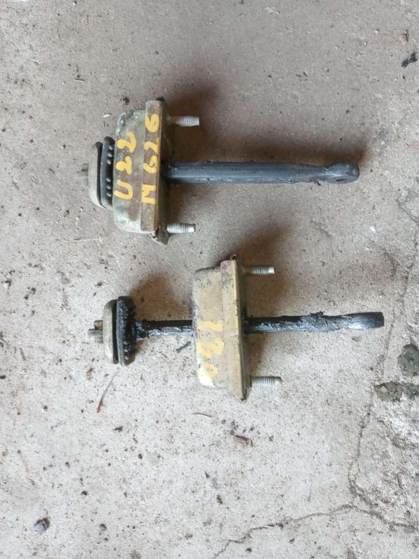 ограничитель открывания двери Mazda 626 GF 1998, 2.0 л., бензин, МКПП, седан - фото №1