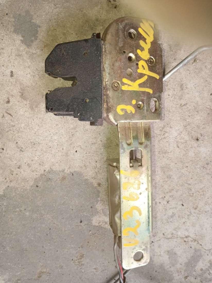 замок багажника Mazda 626 GF 1998, 2.0 л., бензин, МКПП, седан - фото №1