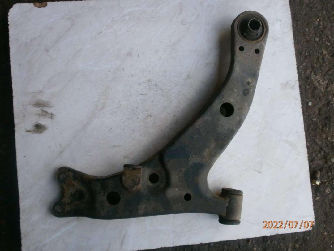 рычаг передний правый Toyota Corolla 7 поколение (E100) 1996, 1.3 л., бензин, МКПП, хетчбэк 5 дв. - фото №1