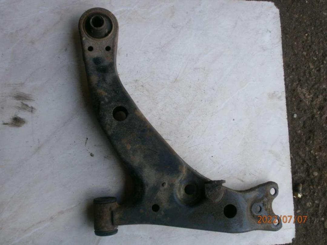 рычаг передний левый Toyota Corolla 7 поколение (E100) 1996, 1.3 л., бензин, МКПП, хетчбэк 5 дв. - фото №1