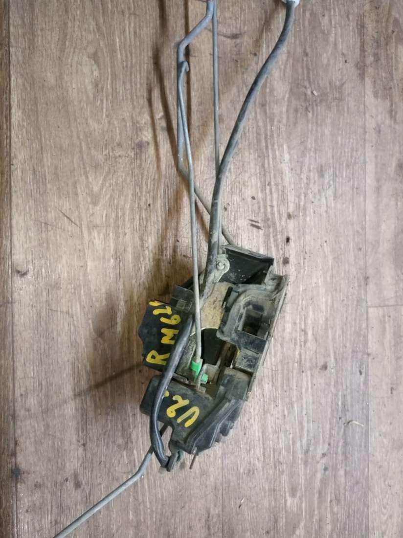 замок двери передней правой Mazda 626 GF 1998, 2.0 л., бензин, МКПП, седан - фото №1