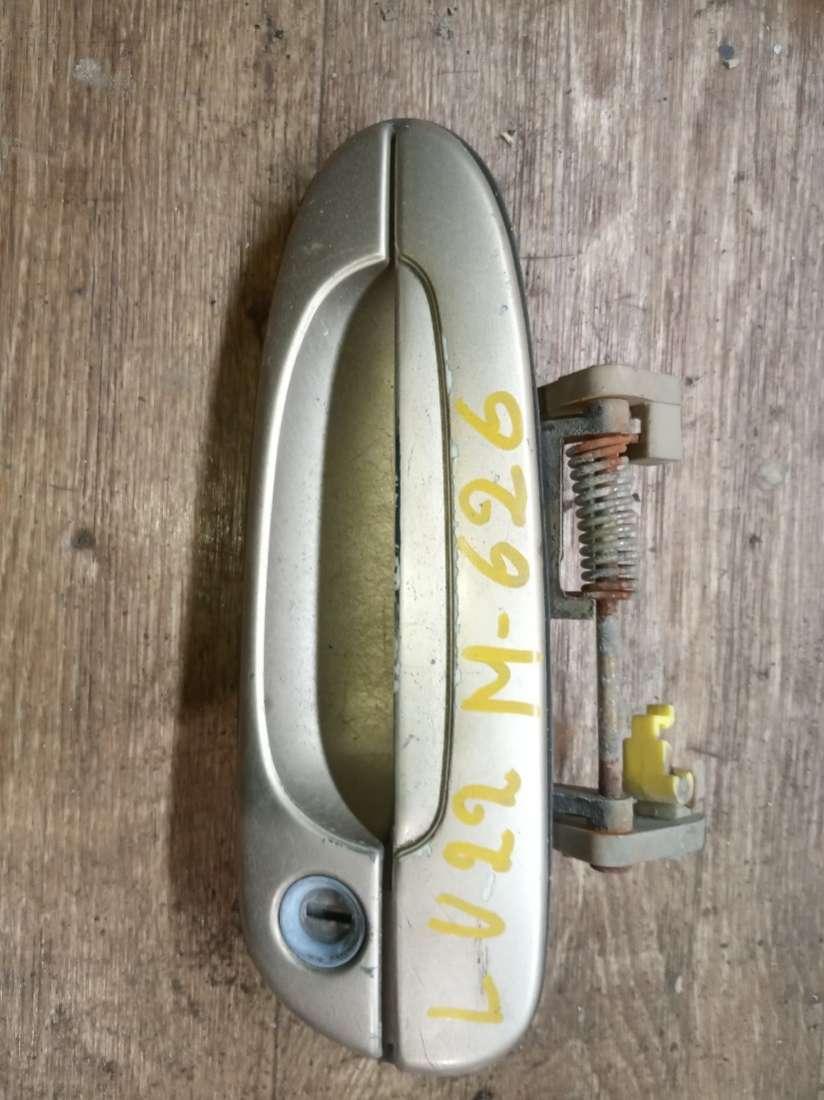 ручка наружная передняя левая Mazda 626 GF 1998, 2.0 л., бензин, МКПП, седан - фото №1