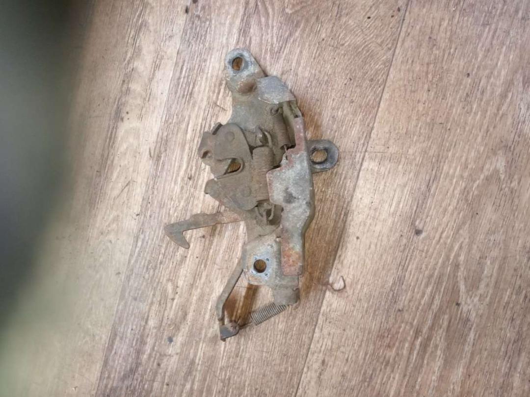 замок капота Toyota Corolla 6 поколение (E90) 1990, 1.6 л., бензин, МКПП, хетчбэк 5 дв. - фото №1