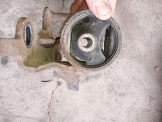 подушка крепления КПП Toyota Corolla 6 поколение (E90) 1990, 1.6 л., бензин, МКПП, хетчбэк 5 дв.