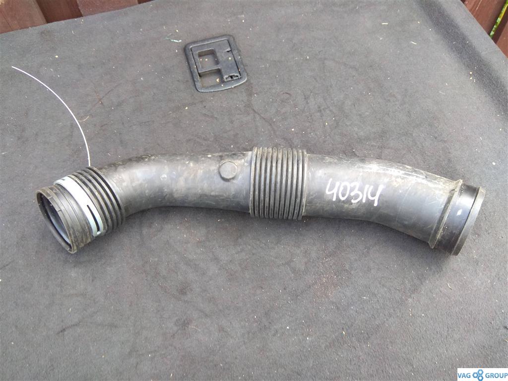 патрубок воздушного фильтра Volkswagen Touareg 1 поколение 2004, 4.2 л., бензин, внедорожник 5 дв., 7L6128684A, . - фото №1