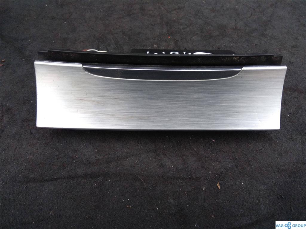 пепельница Volkswagen Passat B6 2006, 2.0 л., бензин, седан, 3C0863284A, 3C0857961A, 3C0857961F, 3C0857961H, . - фото №1