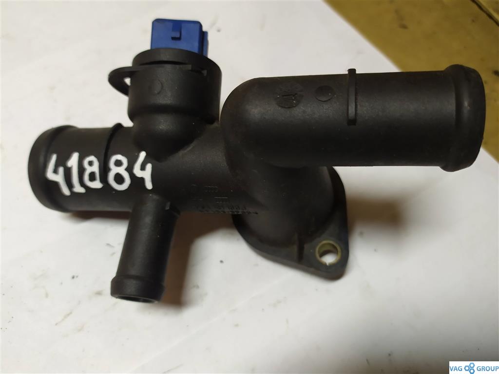 фланец (тройник) системы охлаждения Audi A3 8L 1999, 1.8 л., бензин, хетчбэк 5 дв., 06A121133J, . - фото №1