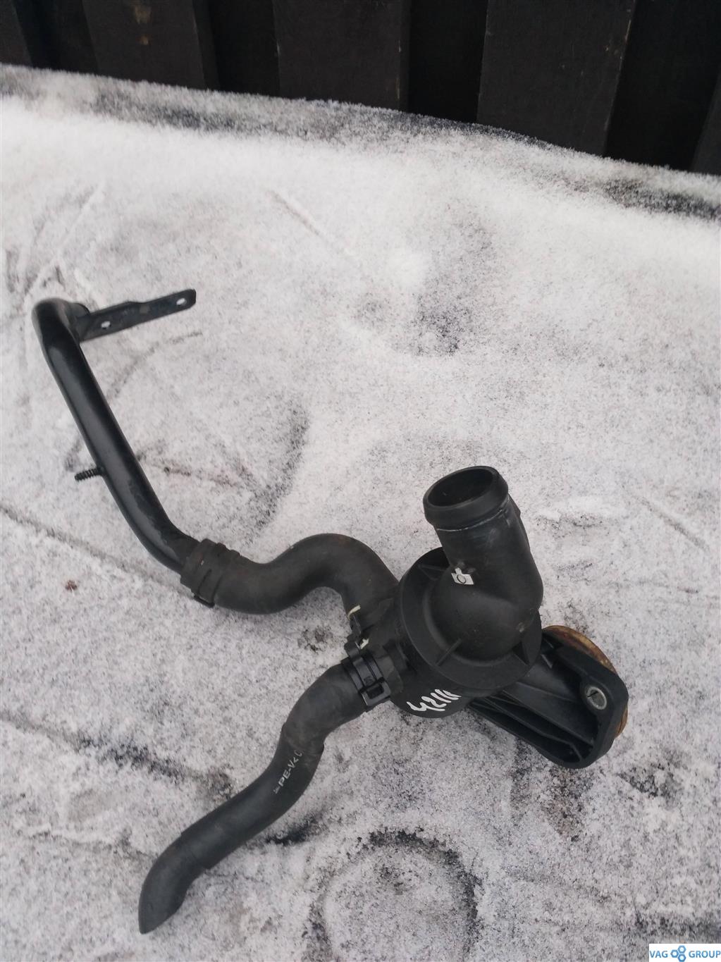 корпус термостата Volkswagen Passat B7 2013, 2.0 л., TDi, дизель, седан, 03L121111AE, CBAA, CFFA, CFFB, CFGB, CAYC, CLLA, CFGC, 03L121111AL - фото №1