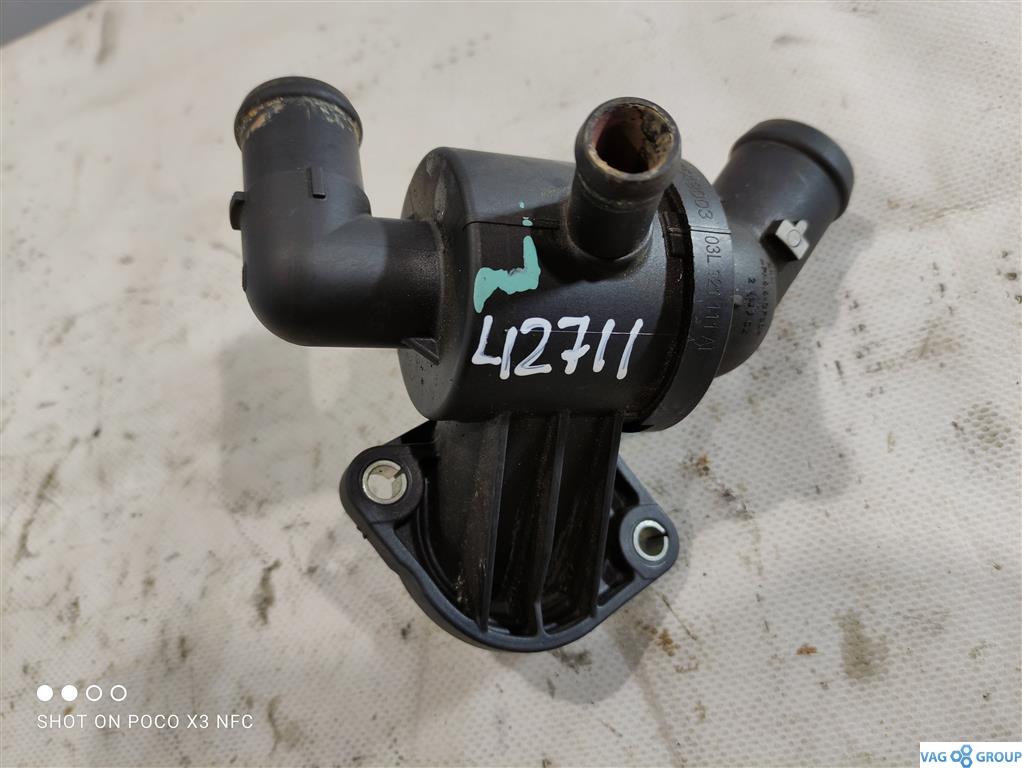 корпус термостата Volkswagen Passat B7 2013, 2.0 л., TDi, дизель, седан, 03L121111AE, CBAA, CFFA, CFFB, CFGB, CAYC, CLLA, CFGC, 03L121111AL - фото №1