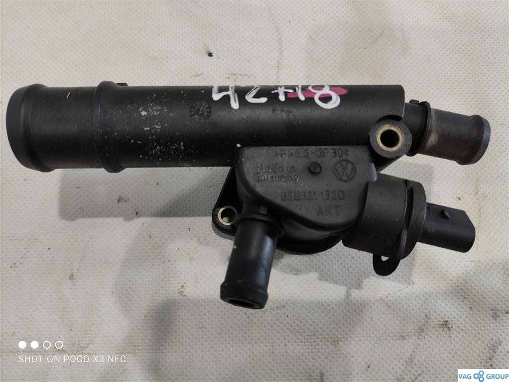 фланец (тройник) системы охлаждения Audi A4 B7 2006, 1.9 л., TDi, дизель, хетчбэк 5 дв., 038121132D, BKE, BRB, . - фото №1