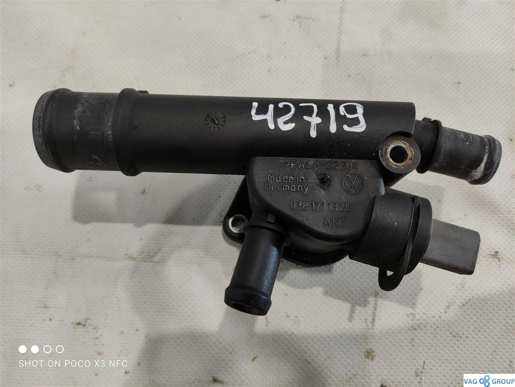 фланец (тройник) системы охлаждения Skoda Superb 1 поколение 2005, 1.9 л., TDi, дизель, седан, 038121132D, BKE, BRB, . - фото №1