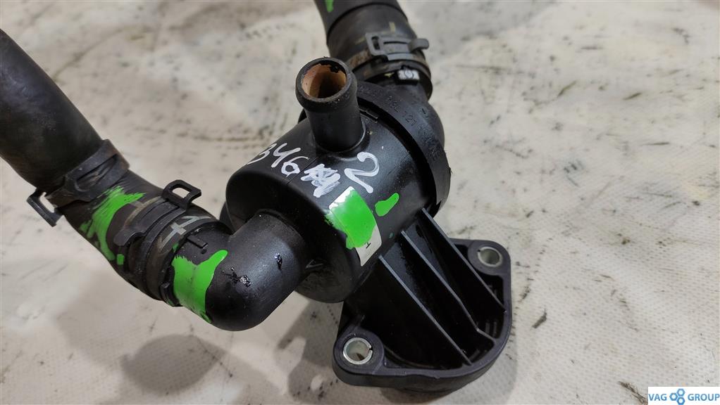 корпус термостата Volkswagen Passat B7 2013, 2.0 л., TDi, дизель, седан, 03L121111AE, CBAA, CFFA, CFFB, CFGB, CAYC, CLLA, CFGC, 03L121111AL - фото №1