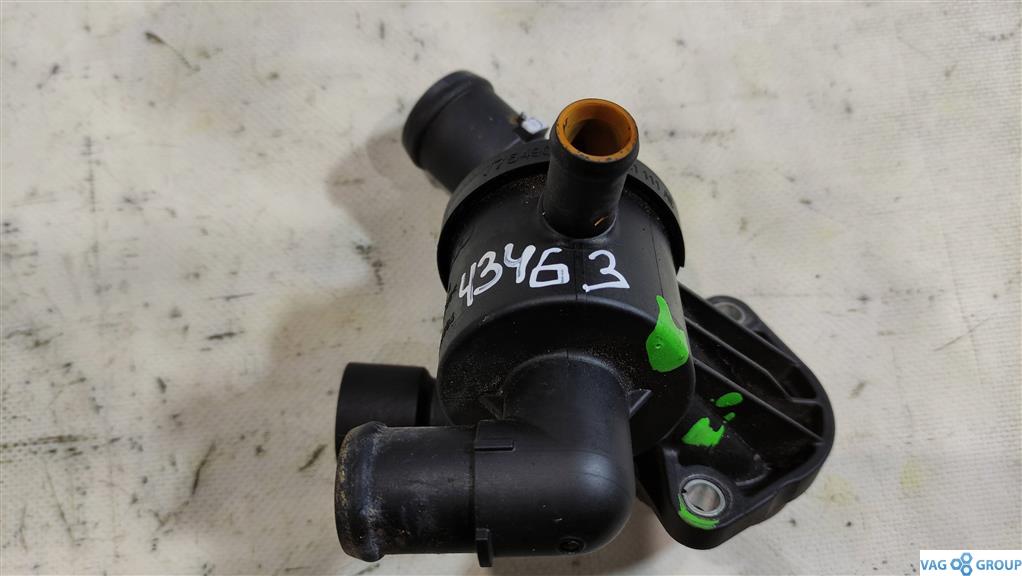 корпус термостата Volkswagen Passat CC 1 поколение 2010, 2.0 л., TDi, дизель, седан, 03L121111AE, CBAA, CFFA, CFFB, CFGB, CAYC, CLLA, CFGC, 03L121111AL - фото №1