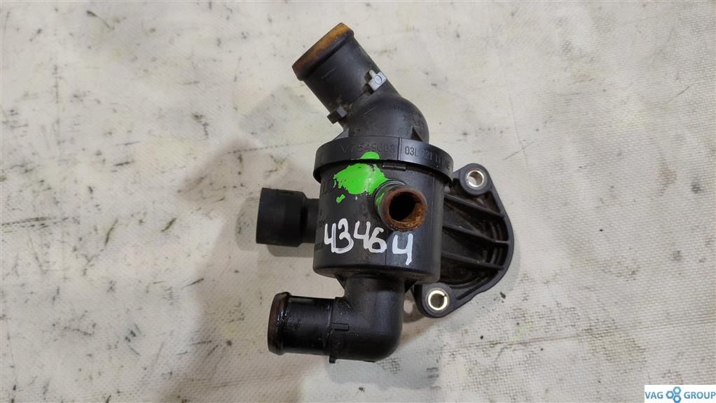 корпус термостата Volkswagen Passat B7 2013, 2.0 л., TDi, дизель, седан, 03L121111AE, CBAA, CFFA, CFFB, CFGB, CAYC, CLLA, CFGC, 03L121111AL - фото №1