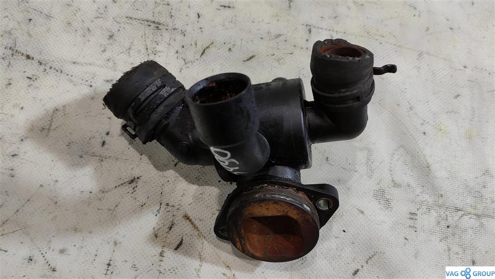 корпус термостата Volkswagen Passat B7 2013, 2.0 л., TDi, дизель, седан, 03L121111AE, CBAA, CFFA, CFFB, CFGB, CAYC, CLLA, CFGC, 03L121111AL - фото №1