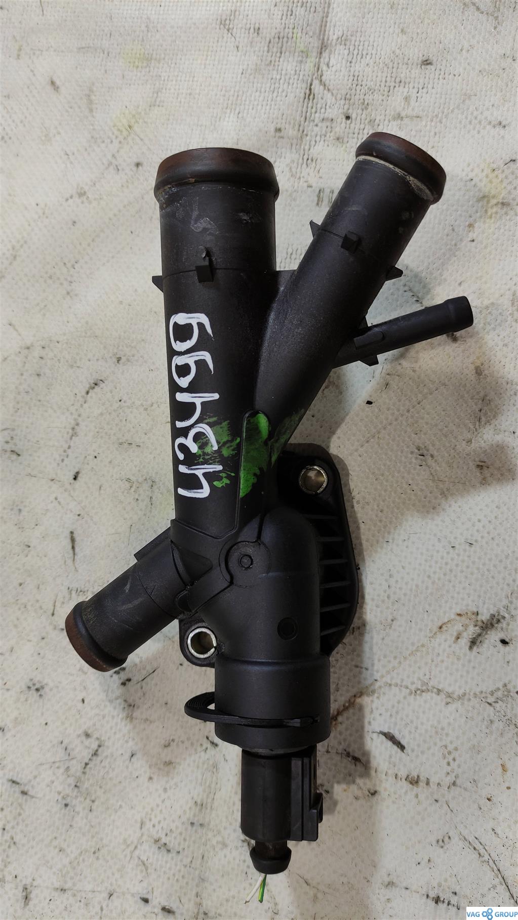 фланец (тройник) системы охлаждения Volkswagen Sharan 2 поколение 2012, 2.0 л., TDi, дизель, минивэн, 03L121131AA, CAY, CFH, CLC, 03L121132AA, . - фото №1