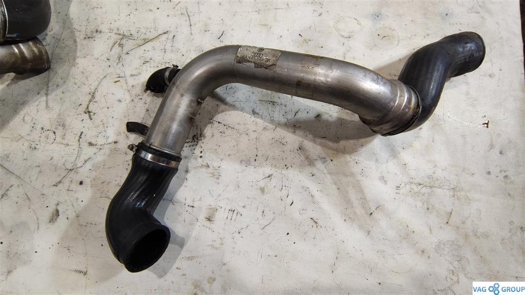 патрубок (трубопровод, шланг) Volkswagen Golf 4 поколение 2002, 1.8 л., бензин, хетчбэк 5 дв., 06A145832C, AUM, 06A145681B, AGU, AUQ, ARX, BJX, BBU, 06A145790A - фото №1