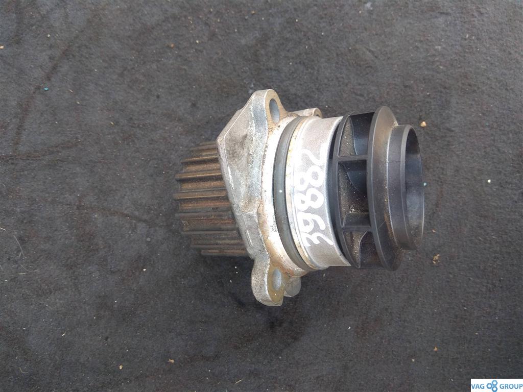 помпа Volkswagen Passat B7 2013, 1.6 л., TDi, дизель, седан, 03L121019, CAYC, 03L121011, 03L121011H, 03L121011J, 03L121011P, 03L121031B - фото №1