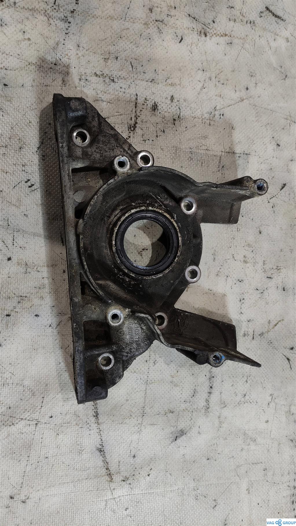 крышка двигателя передняя Audi A4 B6 2003, 2.0 л., бензин, седан, ALT, 06B103153A, 06B103151 - фото №1