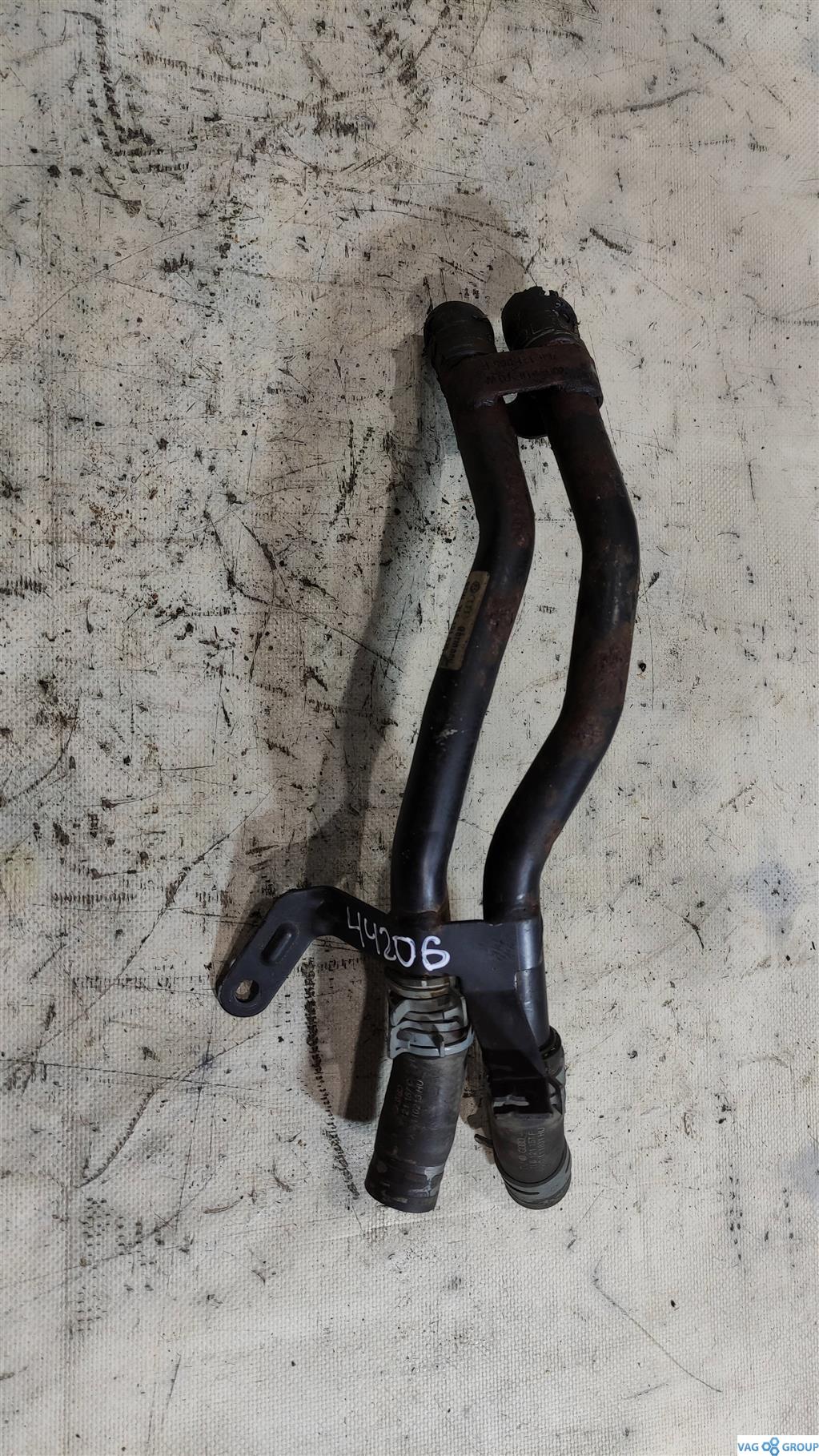 трубка охлаждающей жидкости Volkswagen Touareg 1 поколение 2003, 4.2 л., бензин, внедорожник 5 дв., AXQ, 7L6121070T, 7L6121065F - фото №1