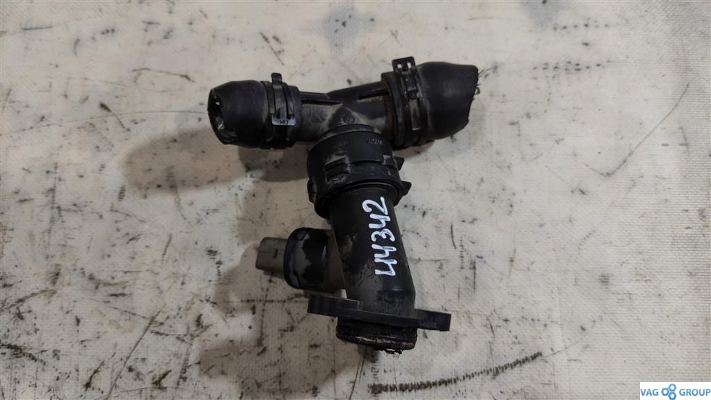 фланец (тройник) системы охлаждения Volkswagen Jetta 5 поколение 2009, 2.0 л., бензин, седан, BVY, BLR, BLX, 06F121492B, BVX, AXW, AXX, . - фото №1