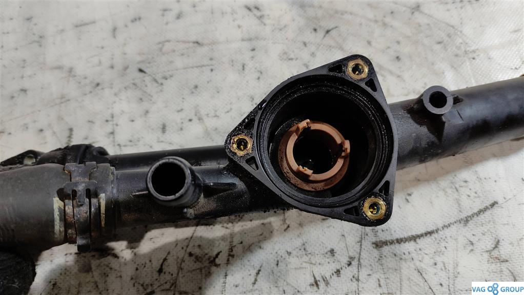 корпус термостата Volkswagen Touareg 1 поколение 2006, 3.6 л., бензин, внедорожник 5 дв., BHK, 03H121026, 03H121111, 03H121117 - фото №1