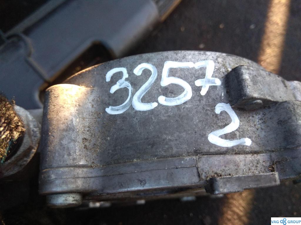 насос вакуумный Volkswagen Golf 7 поколение 2014, 1.6 л., TDi, дизель, хетчбэк 5 дв., 03L145100F, 03L145100, CBAA, CBAB, CBDC, CLCA, CFF, CFG, CGLC, CMGB, CFJA, CJAA, CFHC, CBDA, CAYD, CAYE, CEGA, CLJA, CLLB, CJCA - фото №1