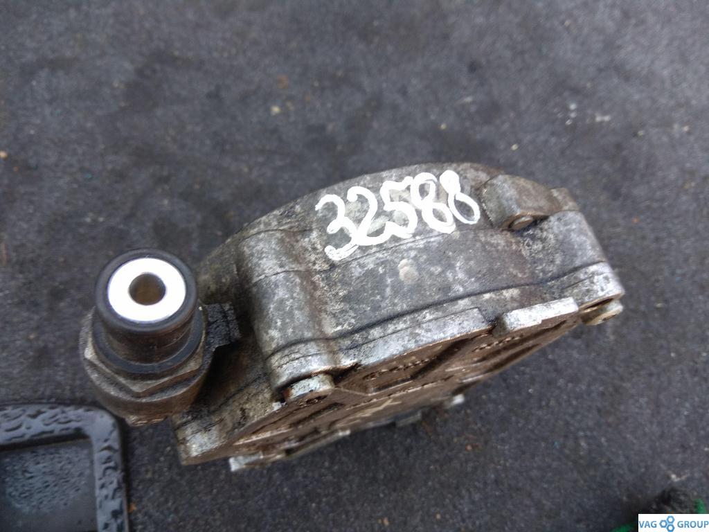 насос вакуумный Volkswagen Jetta 6 поколение 2012, 1.6 л., TDi, дизель, седан, 03L145100F, 03L145100, CBAA, CBAB, CBDC, CLCA, CFF, CFG, CGLC, CMGB, CFJA, CJAA, CFHC, CBDA, CAYD, CAYE, CEGA, CLJA, CLLB, CJCA - фото №1