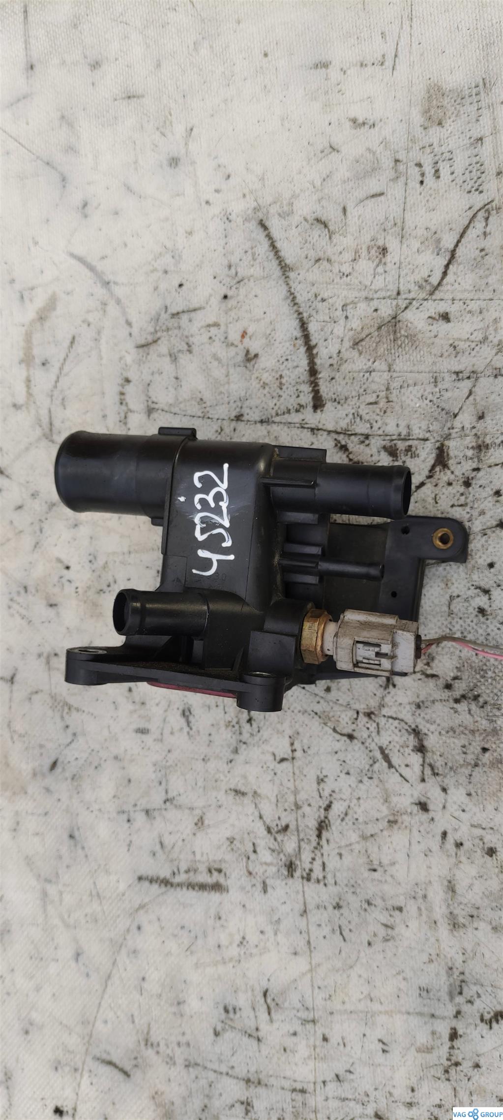 фланец (тройник) системы охлаждения Mazda 3 BK 2005, 2.0 л., бензин, седан, 4M5G9A500, LF, LF941517Z, K5T46597 - фото №1