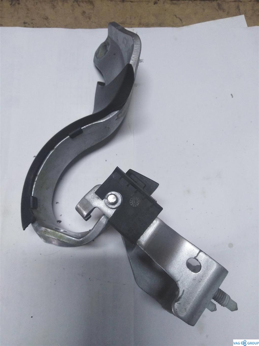 петля крышки багажника Audi A6 4F/C6 2006, 2.0 л., бензин, универсал, 4F9827299D, . - фото №1