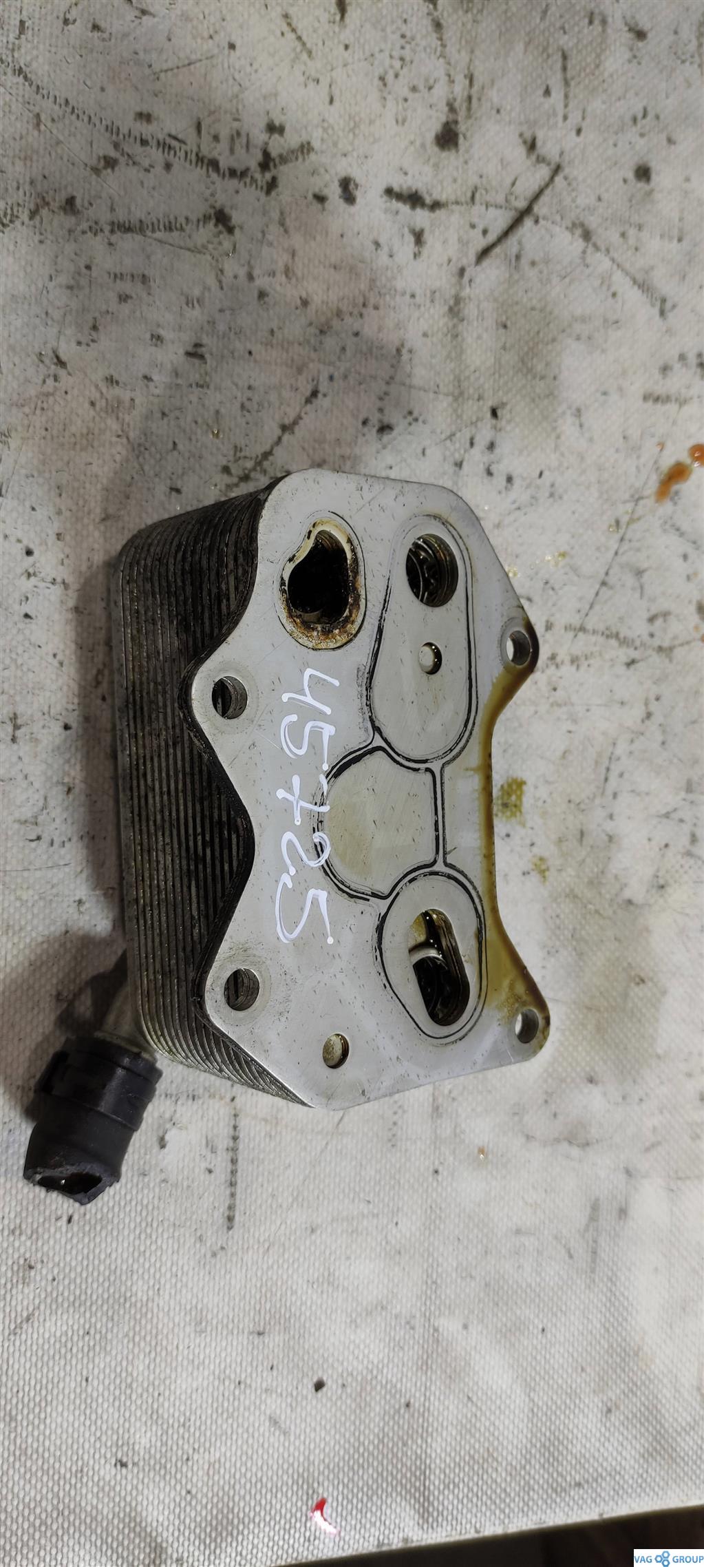 радиатор масляный Audi A4 B7 2006, 2.0 л., FSI, бензин, седан, 06D117021C, BVZ, BLR, BLX, BLY, BPJ, BWE, AXW, AXX, BWA, BMB, CDLH, CAWB, CCZA, BZC, BGB, CDMA, BWA1, CCTA, . - фото №1