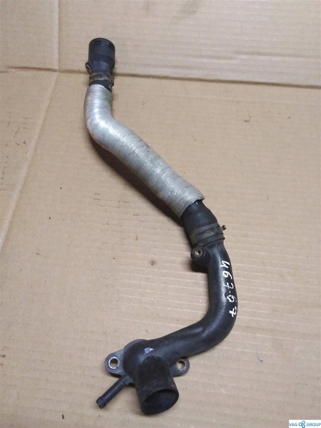 фланец (тройник) системы охлаждения Volkswagen Passat B7 2013, 2.0 л., TFSI, бензин, седан, 06J121132, . - фото №1