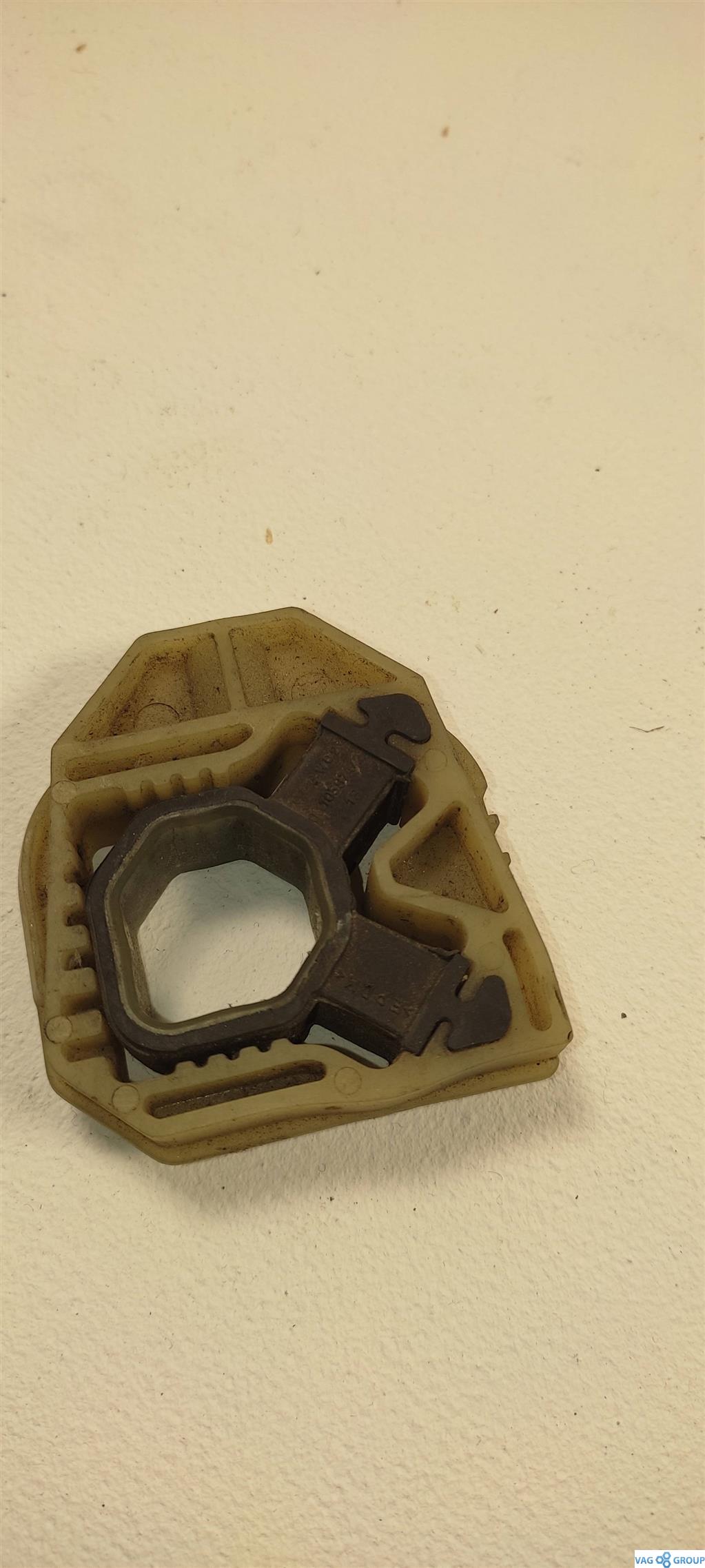 кронштейн (крепление) Volkswagen Passat B6 2008, 2.0 л., бензин, седан, 1K0121367G, . - фото №1