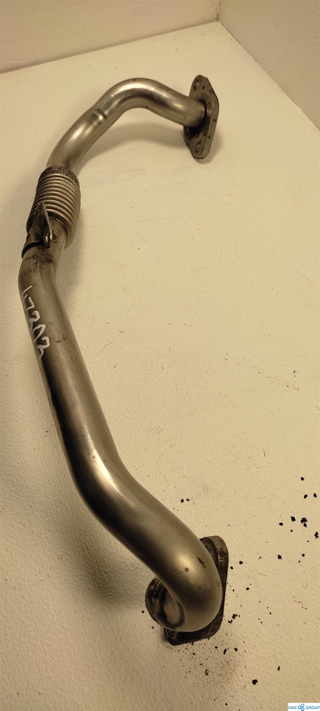 трубка системы рециркуляции EGR Volkswagen Passat B6 2008, 2.0 л., TDi, дизель, седан, CBA, 03L131521, CBB, CBD, CEG, 03L131521AK - фото №1